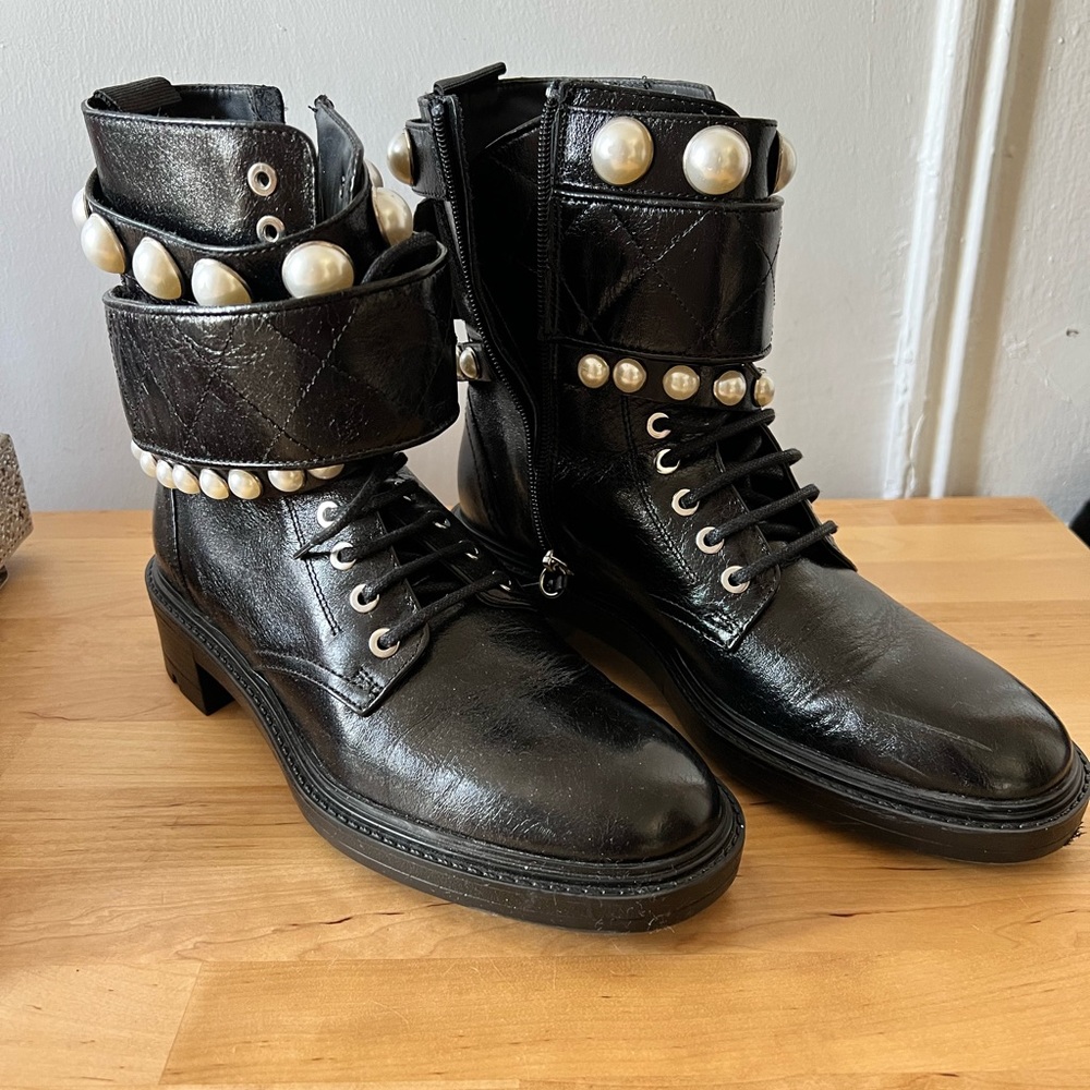 New combat boots with pearls